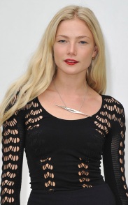 Clara Paget es una modelo que ha tenido pequeños roles en el cine. Sus créditos incluyen "One Day", "Johnny English Reborn" y "St. Trinian's 2"
